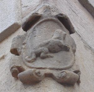 Escut amb un lleó rampant centrat que es troba en la façana de l'edifici cantoner entre el carrer de la Rutlla i el carrer del Vall.